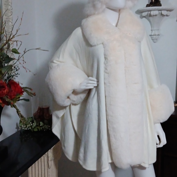NWOT Fuzzy Collared Long Sleeve Cape Outerwear for Fall and Winter Seasons - Picture 6 of 9